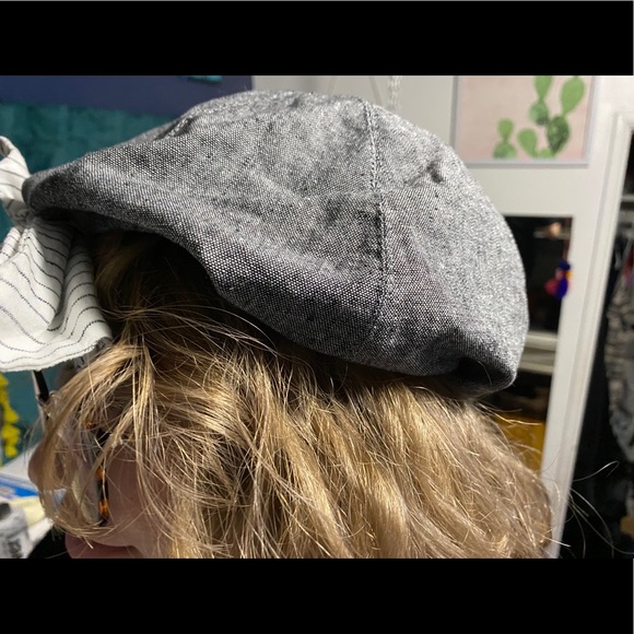 A hat - Picture 2 of 4